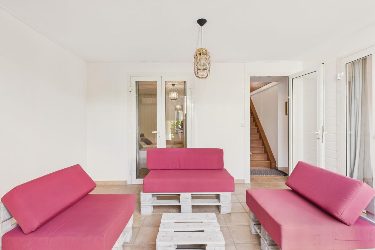 Location villa 6 chambres Anse à l_ane - salon extérieur bas de villa 2